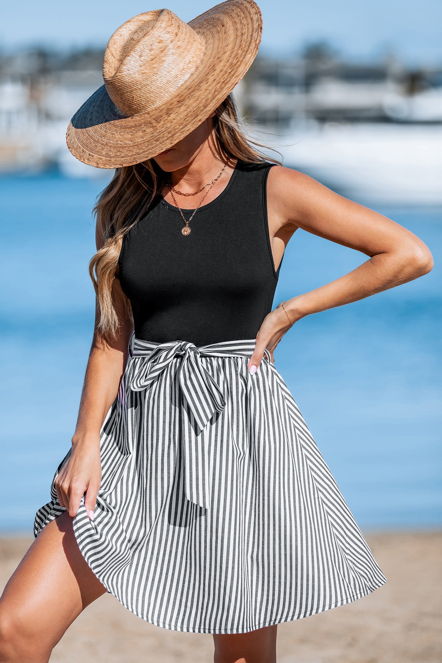 Zweifarbiges Ärmelloses Minikleid mit Taillenband